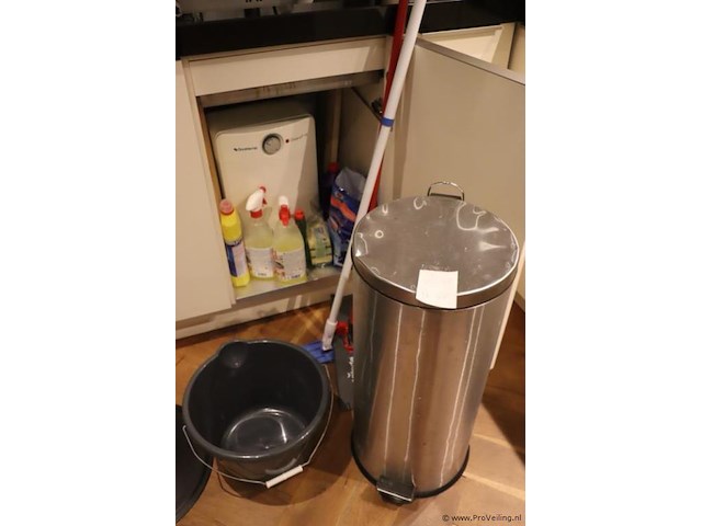 Diversen o.a. schoonmaakmiddelen, afvalbak, emmer & dweil - afbeelding 1 van  5