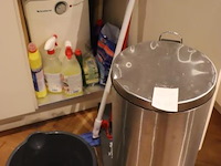 Diversen o.a. schoonmaakmiddelen, afvalbak, emmer & dweil - afbeelding 1 van  5