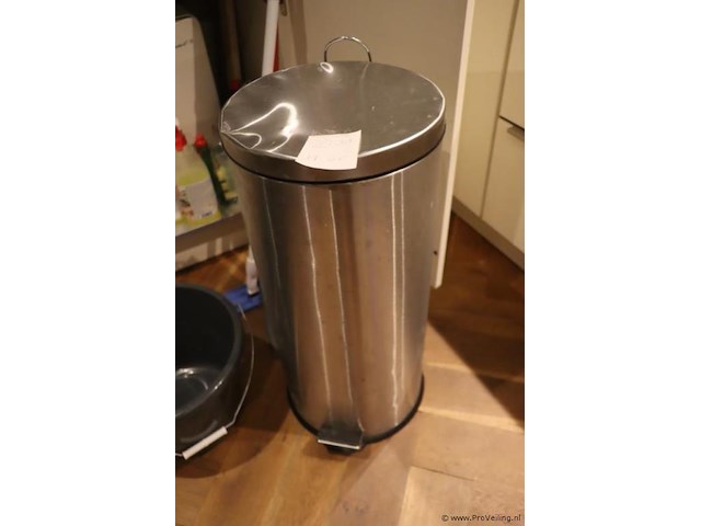 Diversen o.a. schoonmaakmiddelen, afvalbak, emmer & dweil - afbeelding 2 van  5