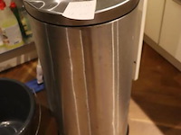 Diversen o.a. schoonmaakmiddelen, afvalbak, emmer & dweil - afbeelding 2 van  5