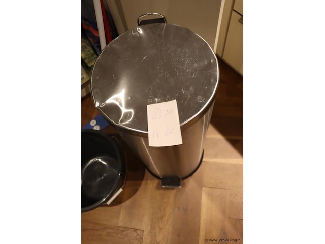 Diversen o.a. schoonmaakmiddelen, afvalbak, emmer & dweil - afbeelding 3 van  5