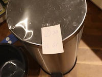 Diversen o.a. schoonmaakmiddelen, afvalbak, emmer & dweil - afbeelding 3 van  5