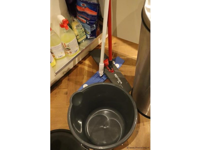 Diversen o.a. schoonmaakmiddelen, afvalbak, emmer & dweil - afbeelding 4 van  5