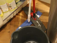 Diversen o.a. schoonmaakmiddelen, afvalbak, emmer & dweil - afbeelding 4 van  5