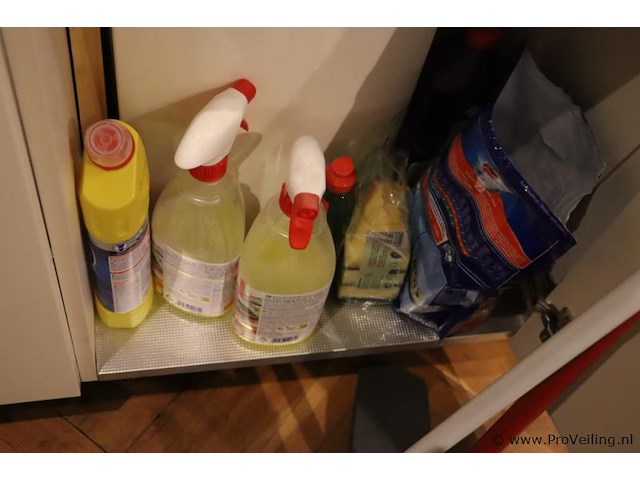 Diversen o.a. schoonmaakmiddelen, afvalbak, emmer & dweil - afbeelding 5 van  5