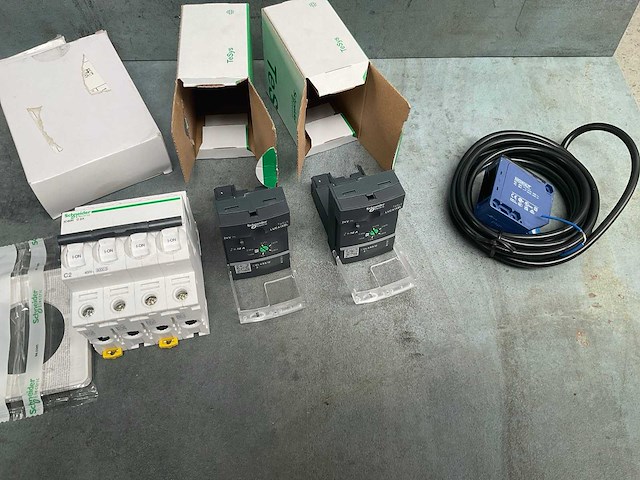 Diversen schneider elektra materiaal - afbeelding 1 van  3