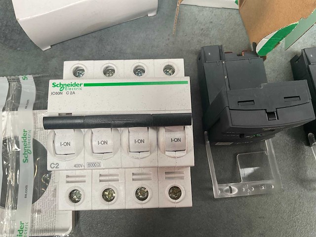 Diversen schneider elektra materiaal - afbeelding 3 van  3