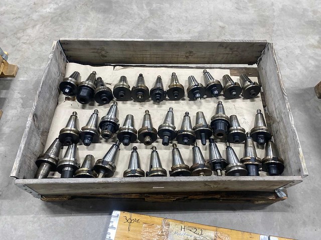 Diversen soorten en merken tool holders (34x) - afbeelding 1 van  9