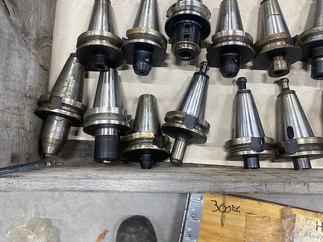 Diversen soorten en merken tool holders (34x) - afbeelding 2 van  9