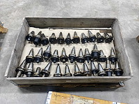 Diversen soorten en merken tool holders (34x) - afbeelding 1 van  11