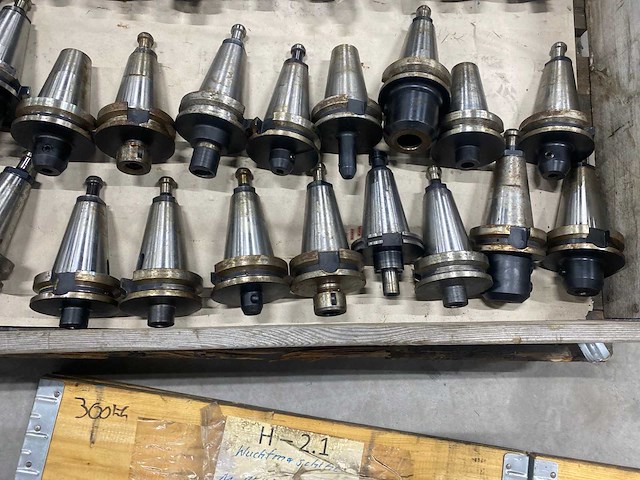 Diversen soorten en merken tool holders (34x) - afbeelding 3 van  11