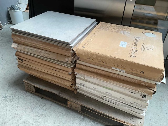 Diversen vloertegels circa 35m2 - afbeelding 1 van  4