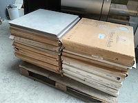 Diversen vloertegels circa 35m2 - afbeelding 1 van  4