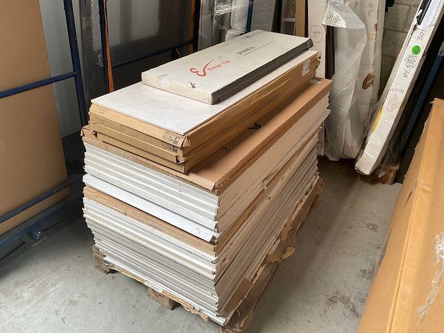 Diversen vloertegels circa 45m2 - afbeelding 1 van  3