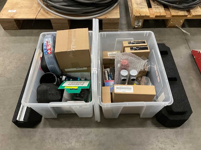 Diversen/ wilo diverse materiaal in kist - afbeelding 1 van  3