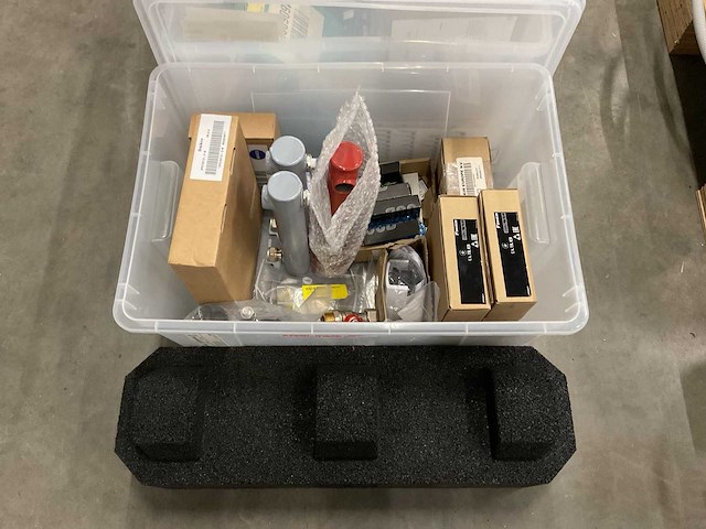 Diversen/ wilo diverse materiaal in kist - afbeelding 2 van  3