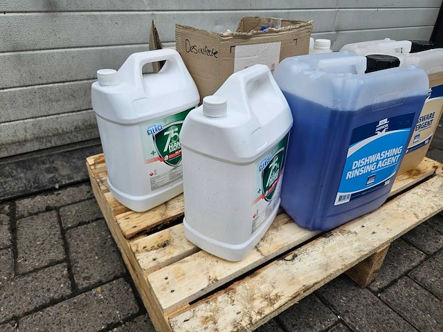 Diversen zeep en schoonmaakmiddelen - afbeelding 1 van  1