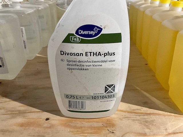 Diversey - fles desinfectiemiddel (8x) - afbeelding 2 van  2