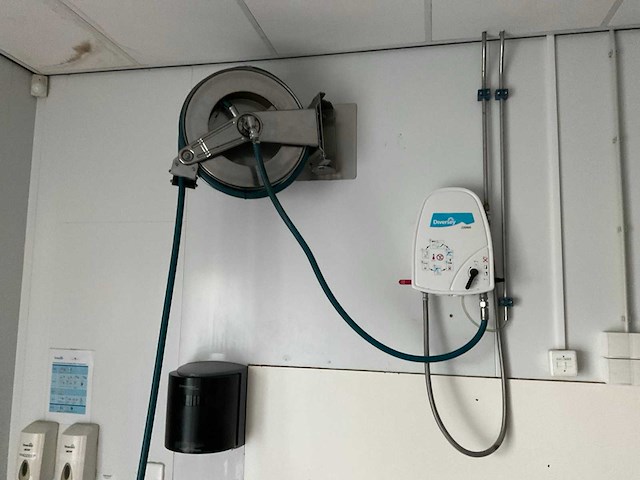 Diversey - j2000 - rvs haspelinstallatie met slang met doseersysteem - afbeelding 1 van  4