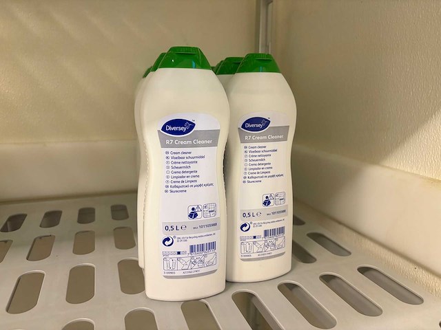 Diversey - r7 cream cleaner - fles vloeibaar schuurmiddel (16x) - afbeelding 1 van  2