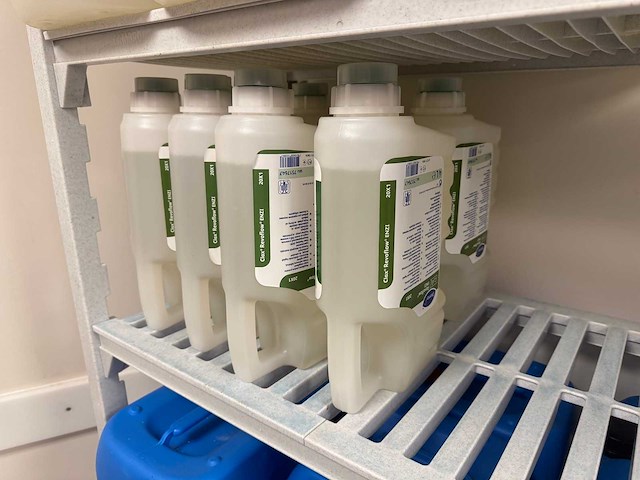 Diversey - revoflow enzi - fles waskracht versterker met enzymen (8x) - afbeelding 1 van  3