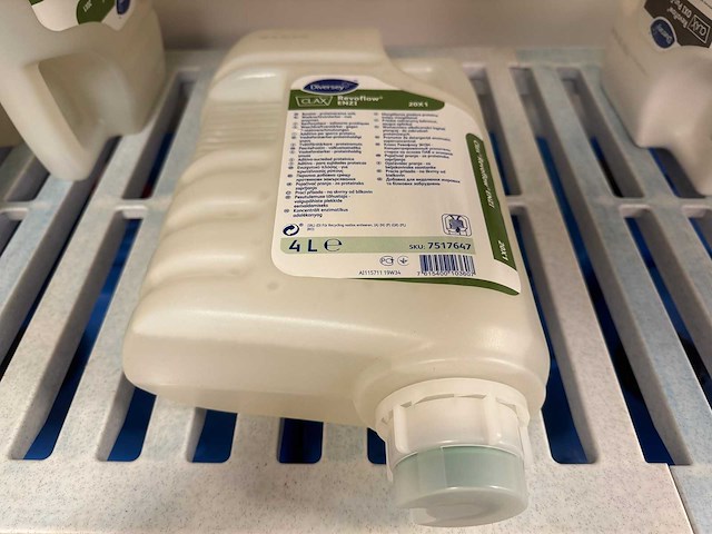 Diversey - revoflow enzi - fles waskracht versterker met enzymen (8x) - afbeelding 2 van  3