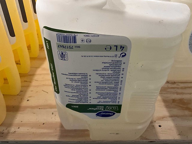 Diversey - revoflow enzi - fles waskrachtversterker met enzymen (8x) - afbeelding 2 van  2