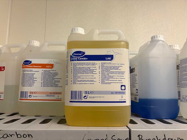 Diversey - suma combi+ - fles vaatwasmiddel met naglans (3x) - afbeelding 1 van  1