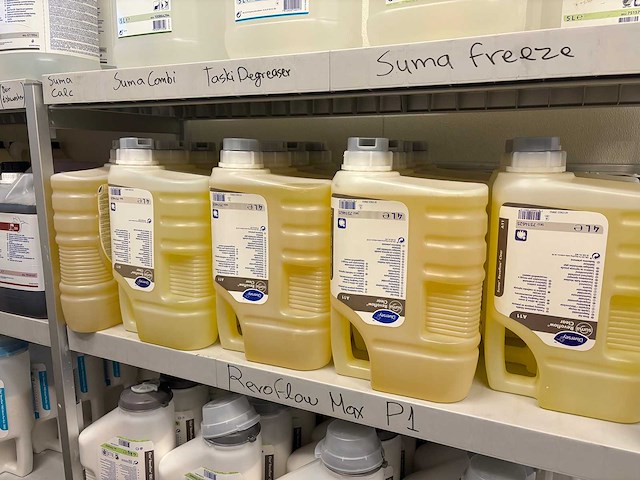 Diversey - suma revoflow clear - fles naspoelmiddel (8x) - afbeelding 1 van  3