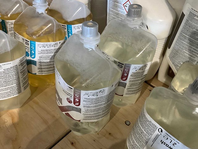 Diversey - sure - fles sanitairreiniger en ontkalker (2x) - afbeelding 1 van  2