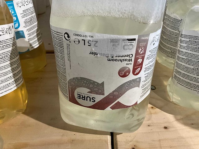 Diversey - sure - fles sanitairreiniger en ontkalker (2x) - afbeelding 2 van  2