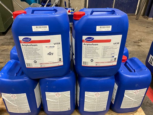 Diversey aciplusfoam reinigingsmiddel (10x) - afbeelding 1 van  1