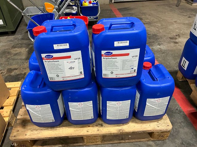 Diversey aciplusfoam reinigingsmiddel (10x) - afbeelding 1 van  2