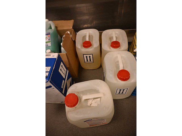 Diversey / andy partij diverse schoonmaak flacons (28 stuks ) en toebehoren - afbeelding 5 van  7
