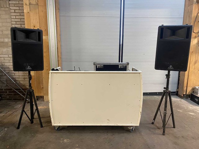 Dj-set en apparatuur - afbeelding 3 van  5