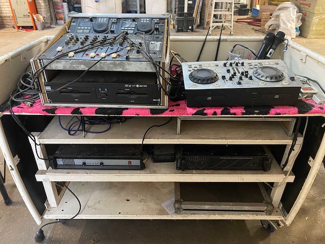 Dj-set en apparatuur - afbeelding 1 van  11