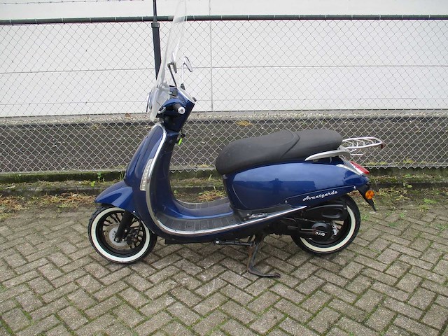 Djjd - bromscooter - avantgarde - scooter - afbeelding 1 van  11