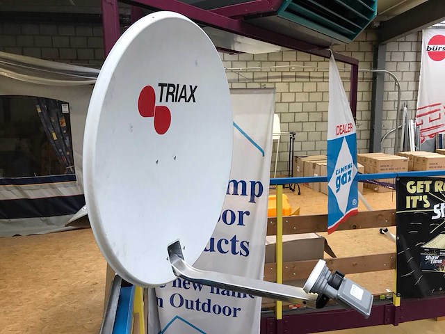 Dms electronics satellietontvanger en triax schotel - afbeelding 1 van  2