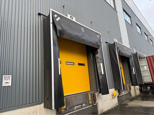 Dock levelaar met deur en flappen - afbeelding 17 van  23