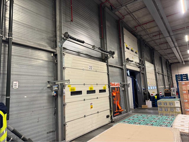 Dock levelaar met deur en flappen - afbeelding 18 van  23