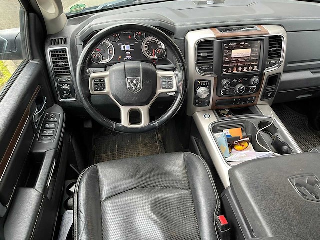 Dodge - ram 1500 - 5.7 v8 6'4 laramie - 2017 - personenauto - afbeelding 4 van  24