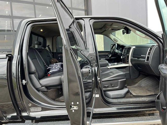 Dodge - ram 1500 - 5.7 v8 6'4 laramie - 2017 - personenauto - afbeelding 9 van  24