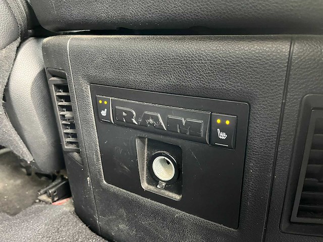 Dodge - ram 1500 - 5.7 v8 6'4 laramie - 2017 - personenauto - afbeelding 15 van  24