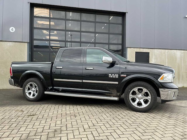 Dodge - ram 1500 - 5.7 v8 6'4 laramie - 2017 - personenauto - afbeelding 4 van  8