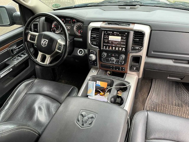 Dodge - ram 1500 - 5.7 v8 6'4 laramie - 2017 - personenauto - afbeelding 14 van  24