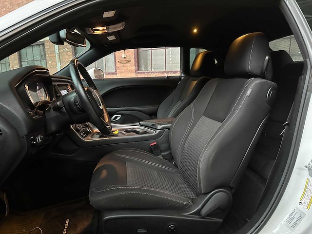 Dodge challenger sxt 3.6 v6 305pk 2016 - afbeelding 29 van  34