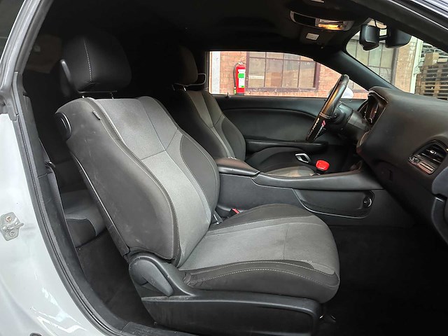 Dodge challenger sxt 3.6 v6 305pk 2016 - afbeelding 6 van  9