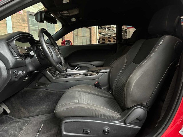 Dodge challenger sxt 3.6 v6 305pk 2017 - afbeelding 25 van  38