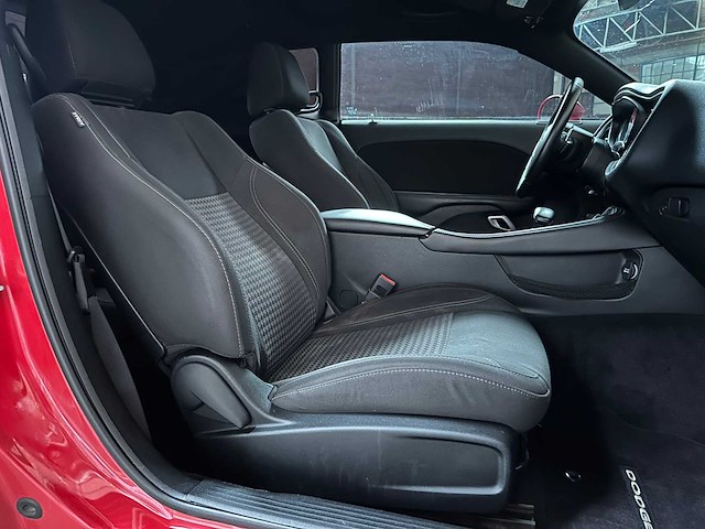 Dodge challenger sxt 3.6 v6 305pk 2017 - afbeelding 24 van  32