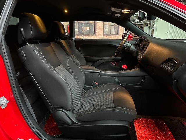 Dodge challenger sxt 3.6 v6 305pk 2018 - afbeelding 38 van  40